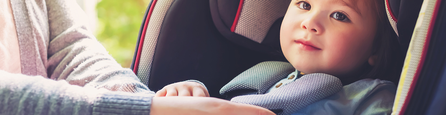 Petit Garçon Attaché Dans Un Siège Auto à L'épreuve Des Enfants à L'arrière  De La Voiture Pour Sa Sécurité Et Sa Protection